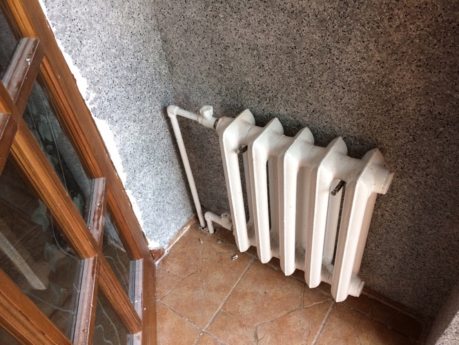 Фото работ по монтажу радиатора отопления